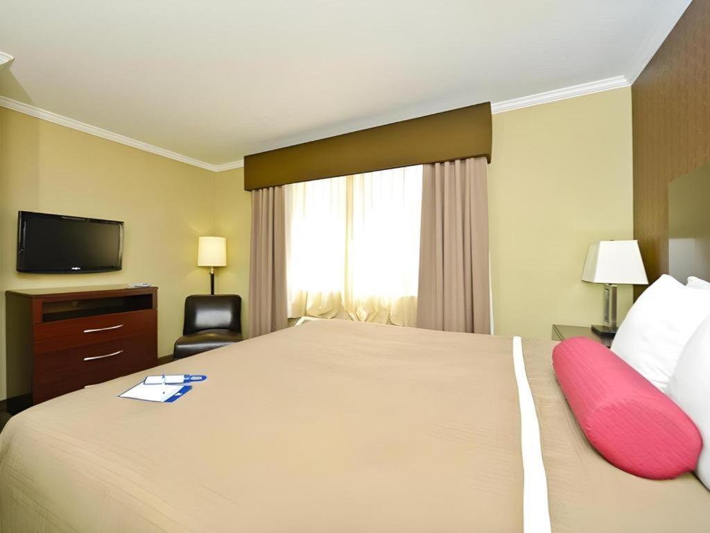 Best Western Plus Olathe Hotel מראה חיצוני תמונה